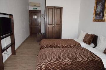 Фото номера Двухместный номер с 2 отдельными кроватями и ванной комнатой Отель Hotel Taverna Pecicana г. Pecica 29